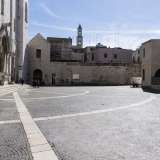 Una breve passeggiata che passa per strada Palazzo di Citt� ci porta ora in piazza San Nicola, in sostanza il grande sagrato dell�omonima Basilica sorta nell�XI secolo per accogliere le reliquie del Santo